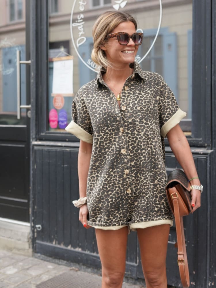 Laura - Korte Romper met Luipaardprint Knoopsluiting en Korte Mouwen