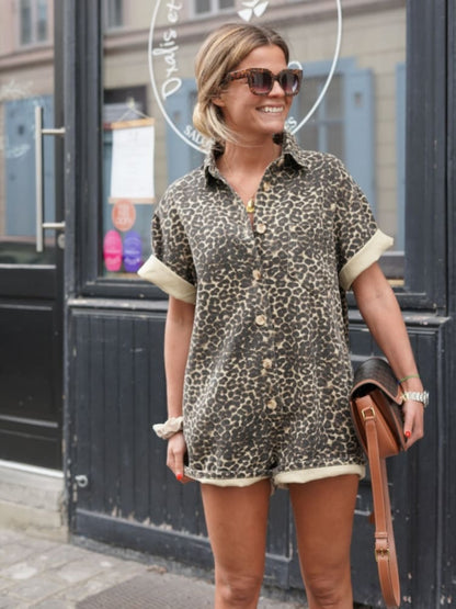 Laura - Korte Romper met Luipaardprint Knoopsluiting en Korte Mouwen